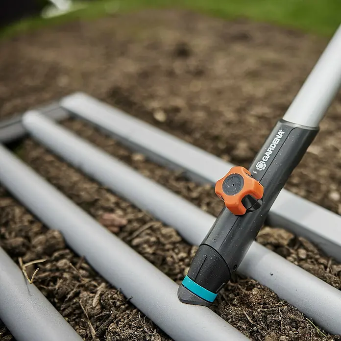 Gardena Combisystem Rasenrakel - 76 cm, Stahl - Nahaufnahme eines Gardena-Gartenrechens mit verstellbaren Zinken, ideal für die Bodenbearbeitung und Gartenpflege.