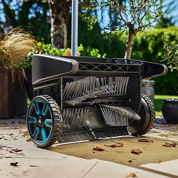 Gardena Nachrüstsatz - Passend für: Gardena Laub- & Rasensammler - Der innovative Gardena Kehrboy Laubsammler im Einsatz, um Laub und Gartenabfälle mühelos zu beseitigen. Praktisch und effizient!