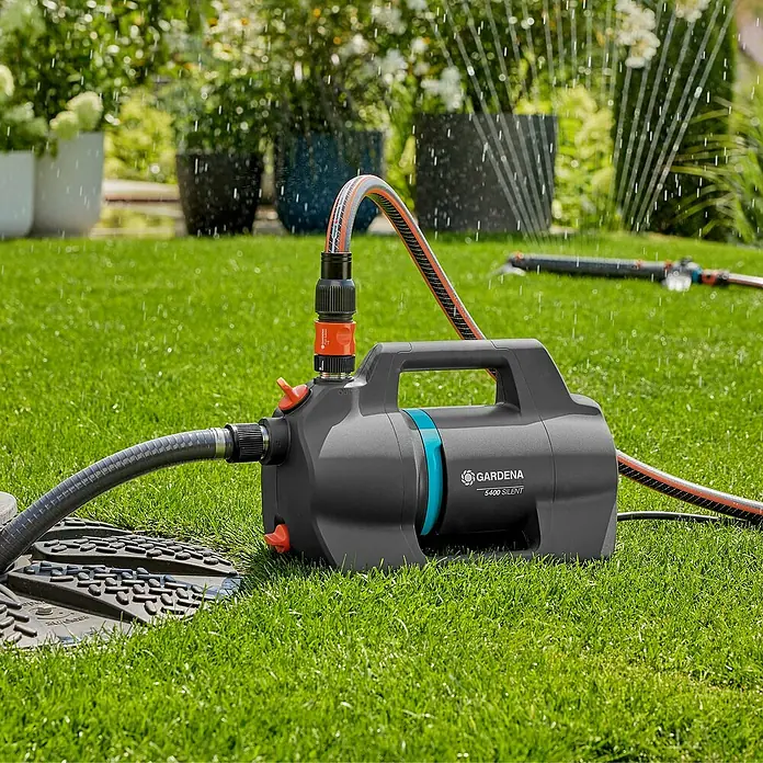 Gardena Gartenpumpe 5400 Silent - 650 W, Max. Fördermenge: 5.400 l/h - Gardena 5400 Silent Gartenpumpe im Betrieb, ideal für leise und effiziente Bewässerung.