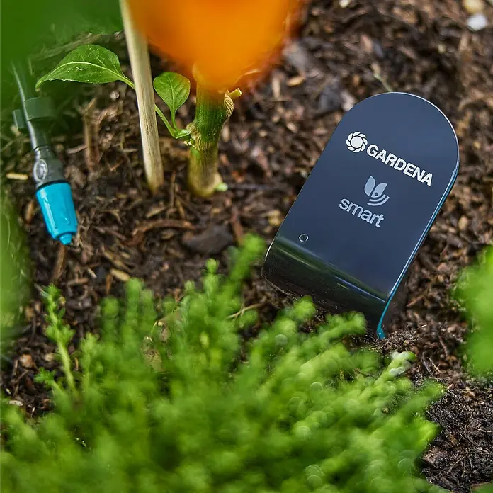 Gardena Smart system Bewässerungs-Set Control - 1,5 V, Batteriebetrieben, 2 -tlg. - Gardena Smart Sensor im Beet platziert, zur intelligenten Überwachung von Bodenfeuchtigkeit und Temperatur für optimale Pflanzenpflege.
