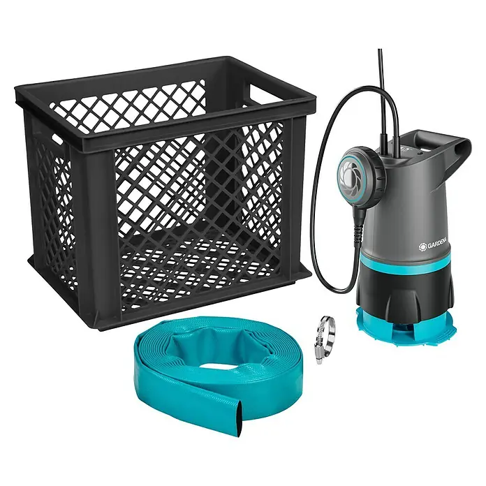 Gardena Schmutzwasserpumpe 20000 Basic Hochwasser-Set - 550 W, Max. Fördermenge: 20.000 l/h, Eintauchtiefe: 7 m - Das Bild zeigt eine Gardena Schmutzwasser-Tauchpumpe 7000, einen blauen Schlauch und einen schwarzen Kasten.