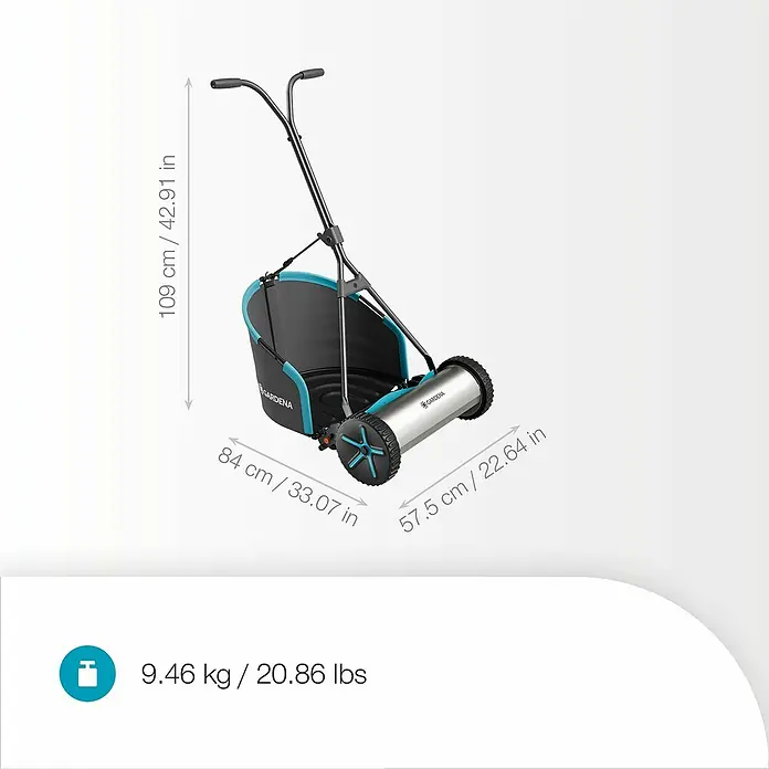 Gardena Spindelmäher Plus 400 - Schnittbreite: 40 cm - Gardena Spindelmäher mit schwarzem und blauem Fangkorb, silberner Schneidwalze und schwarzem Griff. Maße und Gewicht sind angegeben.