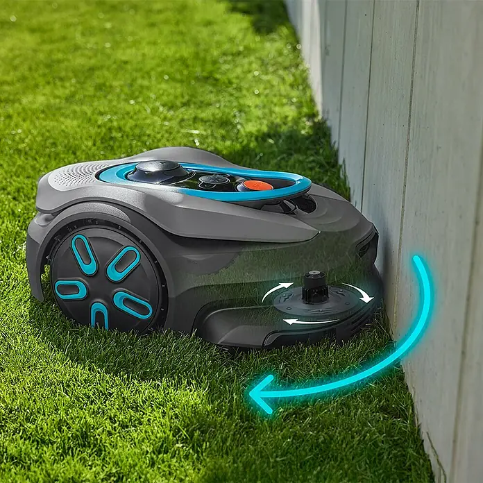 Gardena Mähroboter Smart Sileno Sense - 600 m², Schnittbreite: 16 cm, Kamera-gestützte Navigation, GPS - Nahaufnahme eines Gardena Mähroboters, der an einem Zaun entlangfährt, wobei ein blauer Pfeil die Richtung anzeigt.