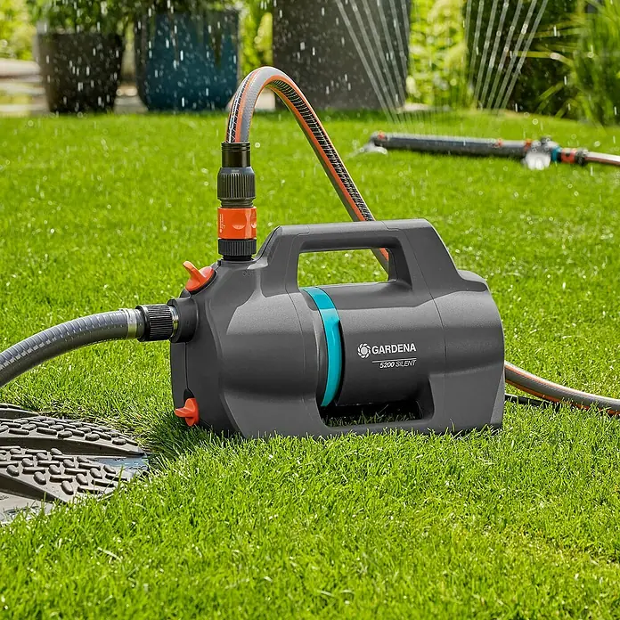 Gardena Gartenpumpe 5200 Silent - 600 W, Max. Fördermenge: 5.300 l/h - Gardena 5200 Silent Hauswasserautomat zur Gartenbewässerung mit Schlauchanschluss auf Rasenfläche.