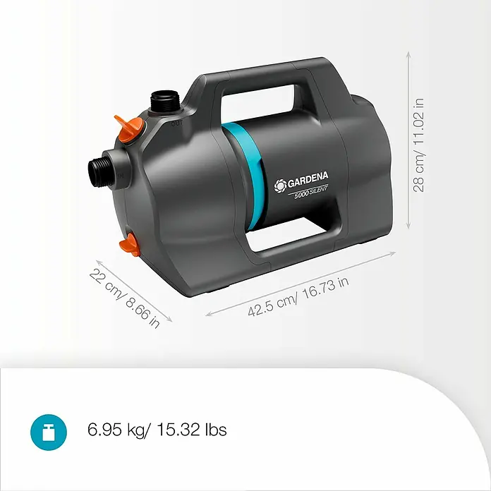 Gardena Gartenpumpen-Set 5000 Silent inkl. Gartenpumpe 5000 Silent inkl. Schlauch & Sauggarnitur - 550 W, Max. Fördermenge: 5.000 l/h - Abbildung einer grauen Gardena 5000 Silent Gartenpumpe mit blauen Akzenten und Maßangaben.