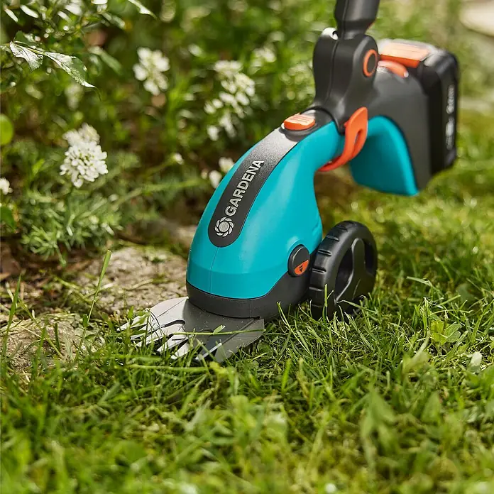 Gardena Power for All 18V Akku-Grasschere PowerCut 20/18V - 18 V, Ohne Akku - Nahaufnahme einer Gardena Akku-Grasschere, die präzise Rasenkanten schneidet und für einen gepflegten Garten sorgt.