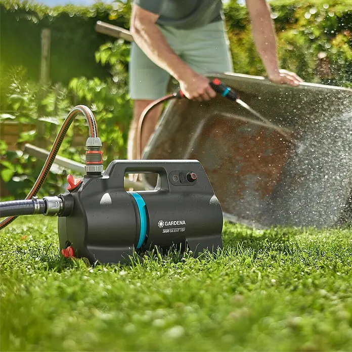 Gardena Power for All 18V Akku-Gartenpumpe 3000 Silent - 18 V, Li-Ionen, 1 Akku, Max. Fördermenge: 3.000 l/h - Der Gardena 3000 Silent 18V im Einsatz: Eine leise und effiziente Gartenpumpe, die das Reinigen mit einem Schlauch ermöglicht.