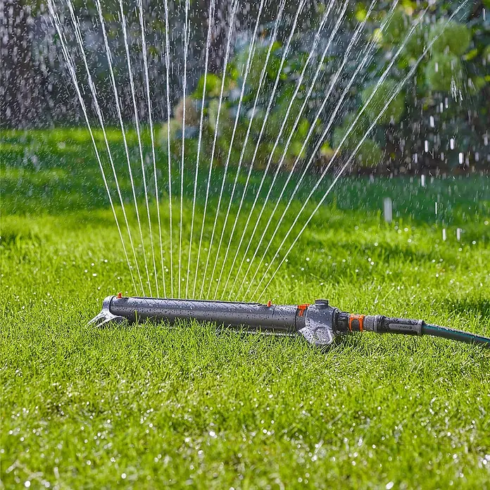 Gardena Power for All 18V Akku-Regenfasspumpe 2600 Comfort - Ohne Akku, Max. Fördermenge: 2.600 l/h - Rasensprenger in Aktion, der den grünen Rasen bewässert und für eine gleichmäßige Feuchtigkeit sorgt. Ideal für Gartenbesitzer.