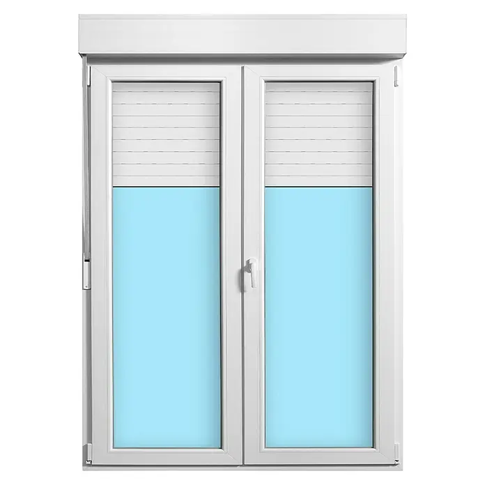 Balconera de PVC practicable-oscilobatiente - 140 x 218 cm, Derecha, Blanco - Ventana con persianas enrollables. La ventana cuenta con persianas enrollables blancas, parcialmente cerradas para revelar el vidrio azul debajo.