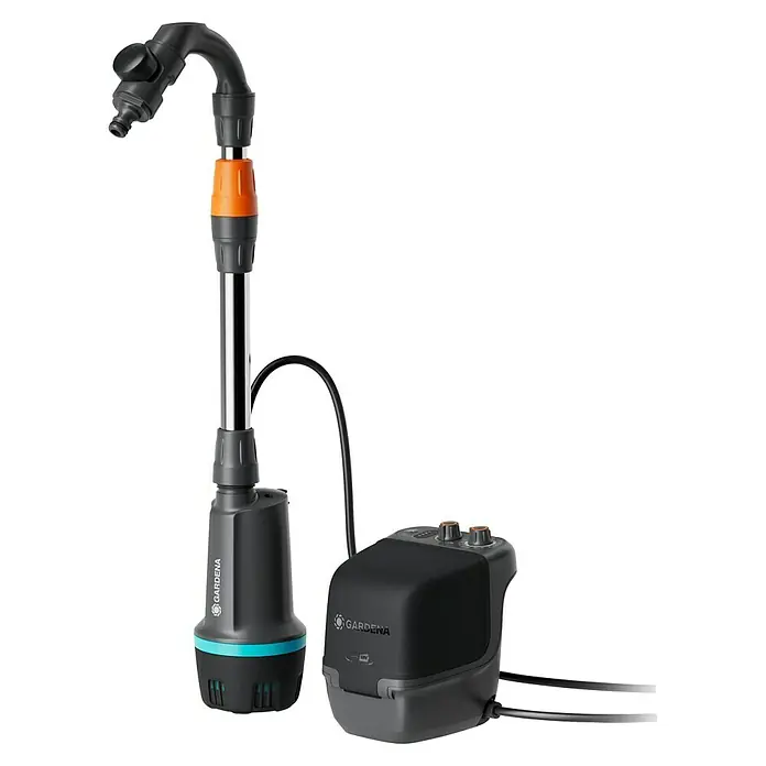 Gardena Power for All 18V Akku-Regenfasspumpe 2600 Comfort - 1 Akku, Max. Fördermenge: 2.600 l/h - Gardena Bewässerungsautomat mit Pumpe, ideal für die Gartenbewässerung. Praktisches Gerät für eine effiziente und bedarfsgerechte Wasserversorgung.