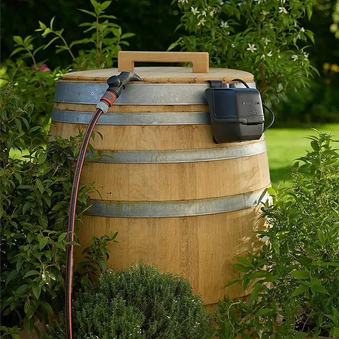 Gardena Power for All 18V Akku-Regenfasspumpe 2500 ComfortAutomatic - 1 Akku, Max. Fördermenge: 2.400 l/h - Regenwassertonne mit Bewässerungssteuerung und Schlauch im Garten.