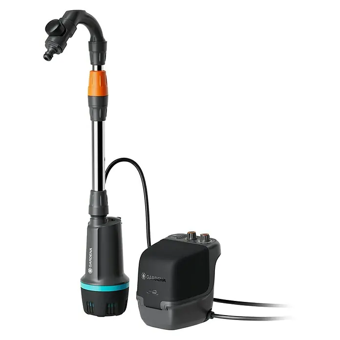 Gardena Power for All 18V Akku-Regenfasspumpe 2500 ComfortAutomatic - Ohne Akku, Max. Fördermenge: 2.400 l/h - Abgebildet ist eine Gardena Regenfasspumpe mit elektronischem Steuergerät für eine effiziente Gartenbewässerung.