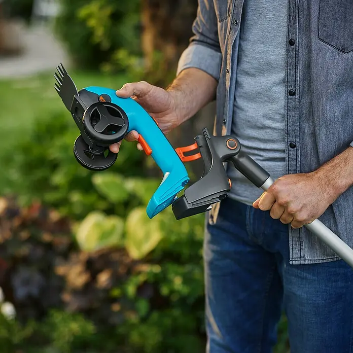 Gardena Teleskopstiel - 2 -tlg., Passend für: Gardena Power for All 18V Akku-Gras- & Strauchschere 20/18V - Eine Akku-Grasschere mit Strauchmesser-Aufsatz und Teleskopstiel, die das Trimmen und Schneiden von Gras und Sträuchern erleichtert.