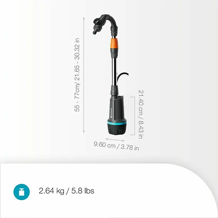 Gardena Power for All 18V Akku-Regenfasspumpe 2600 Comfort - 1 Akku, Max. Fördermenge: 2.600 l/h - Das Bild zeigt eine Gardena Schmutzwasserpumpe. Die Pumpe hat Abmessungen und ein Gewicht von 2,64 kg / 5.8 lbs.