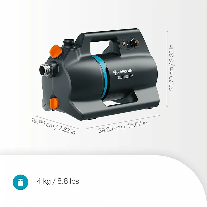 Gardena Power for All 18V Akku-Gartenpumpe 3000 Silent - 18 V, Li-Ionen, 1 Akku, Max. Fördermenge: 3.000 l/h - Abbildung einer GARDENA 3000 Silent 18V Gartenpumpe mit Maßangaben zu Gewicht (4kg) und Abmessungen.