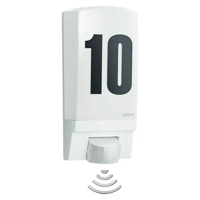 Steinel Sensor-Außenleuchte L 1 S weiß - 60 W, 120 x 110 x 255 mm, Weiß, IP44 - Bild einer weißen Steinel-Hausnummernleuchte mit Sensor und der Nummer 10. Moderne LED-Außenleuchte für den Eingangsbereich.