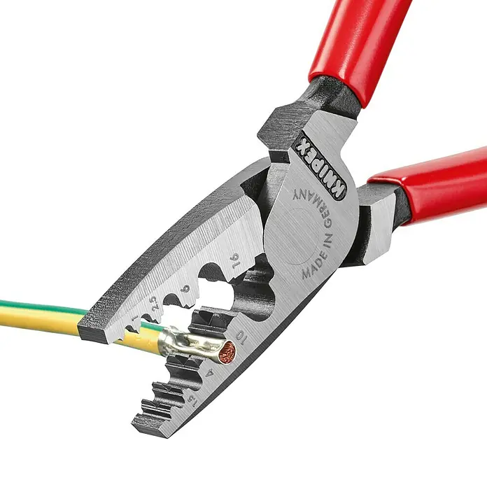 Knipex Crimpzange - Länge: 18 cm, Stahl - Die Knipex Aderendhülsenzange mit rotem Griff und einem gelb-grünen Kabel in Aktion, ein Werkzeug "Made in Germany".