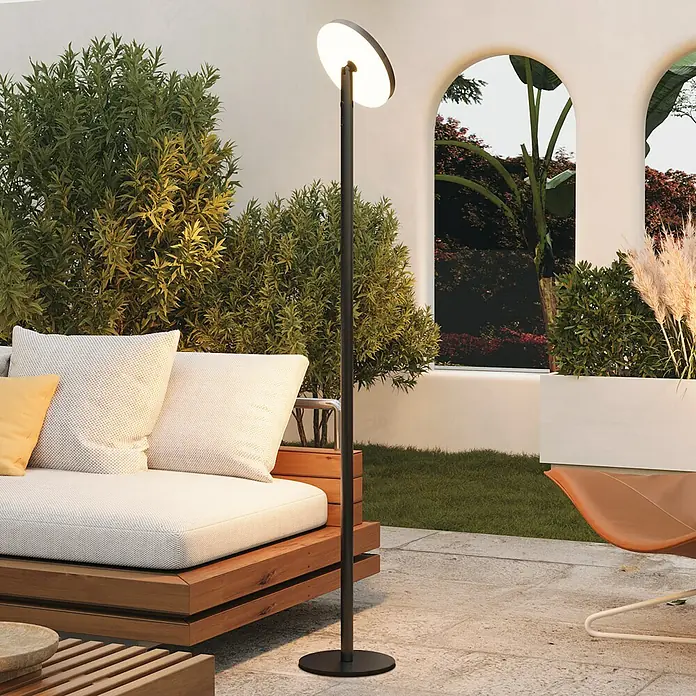 Lavida Akku-Stehleuchte & Tischleuchte Hybrid höhenverstellbar - Schwarz, Warmweiß, 6 W, IP54 - Elegante Stehleuchte mit runder Scheibe in einem stilvollen Außenbereich. Perfekt für gemütliche Sommerabende auf der Terrasse.