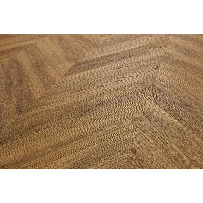 Vinylboden SPC Chevron - Jersey Eiche, 120 x 600 x 4,5 mm - Nahaufnahme eines eleganten Fischgrätparketts aus warmem Holz, das eine klassische und stilvolle Bodenoberfläche zeigt.