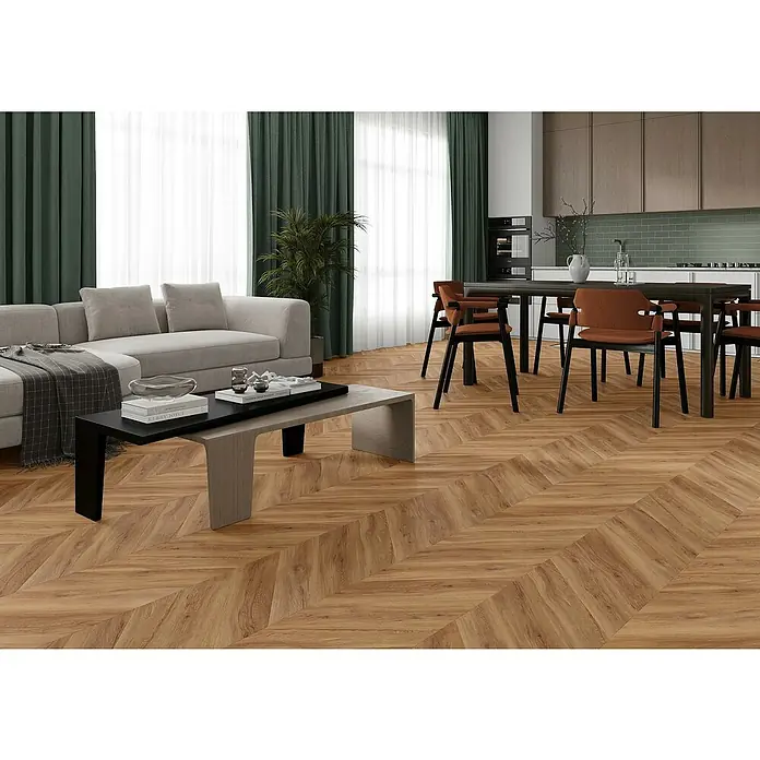 Vinylboden SPC Chevron - Jersey Eiche, 120 x 600 x 4,5 mm - Elegantes Wohnzimmer mit hellgrauem Sofa, modernem Couchtisch und Esstisch mit Stühlen auf einem Holzboden.
