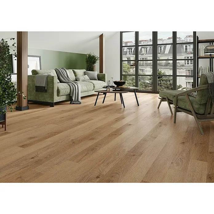 Vinylboden SPC Silent - Garda Eiche, Landhausdiele, 1.220 x 229 x 5,3 mm - Helles Laminat in einem Wohnzimmer mit Sofa, Sessel und großen Fenstern. Das Laminat verleiht dem Raum Wärme und eine einladende Atmosphäre.