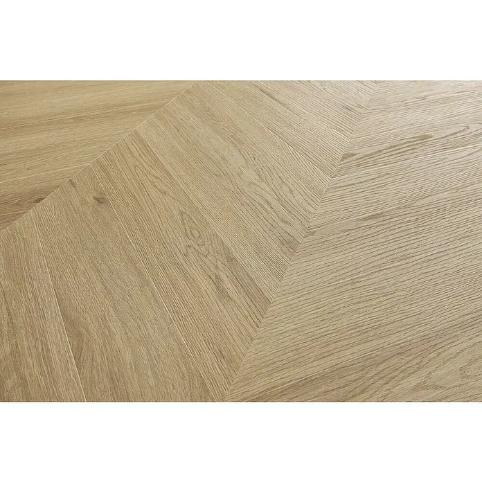 Vinylboden SPC Chevron - Arvada Eiche, 120 x 600 x 4,5 mm - Nahaufnahme eines hellen Holzfußbodens im Fischgrätmuster, der eine warme und natürliche Atmosphäre ausstrahlt. Perfekt für moderne Wohnräume.