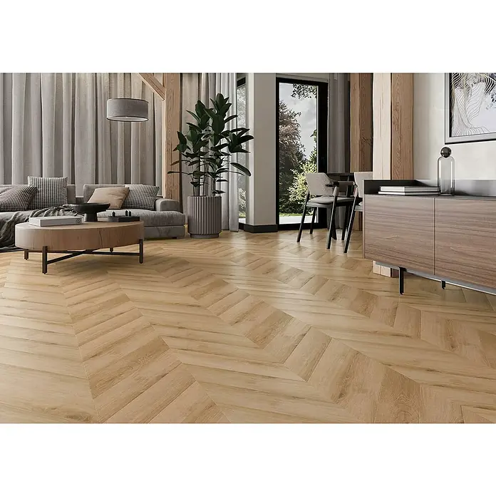 Vinylboden SPC Chevron - Tucson Eiche, 120 x 600 x 4,5 mm - Einladender Wohnraum mit hellem Fischgrätparkett, das Wärme und Eleganz ausstrahlt. Der Holzboden ist ein echter Hingucker.