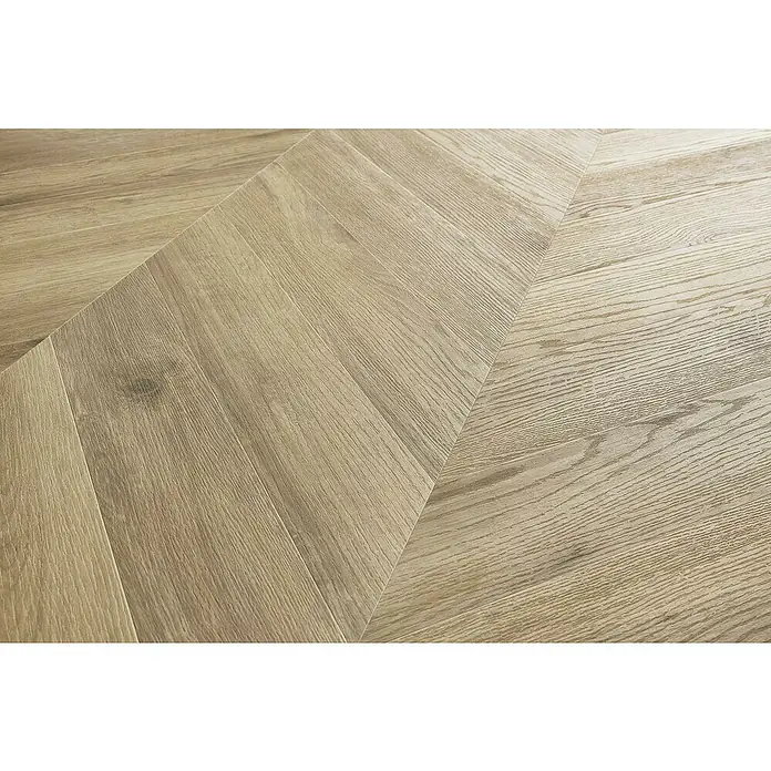 Vinylboden SPC Chevron - Tucson Eiche, 120 x 600 x 4,5 mm - Nahaufnahme von hellem, modernen Fischgrätparkett, das eine stilvolle und natürliche Optik für jeden Raum bietet.
