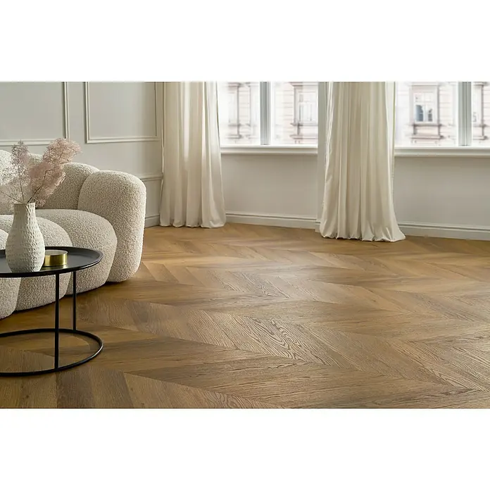 Vinylboden SPC Chevron - Frisco Eiche, 120 x 600 x 4,5 mm - Helle Wohnung mit einem stilvollen Parkettboden im Fischgrätmuster, der die natürliche Helligkeit des Raumes unterstreicht.