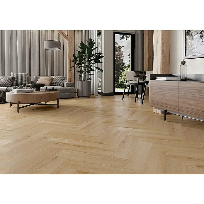 Vinylboden SPC Herringbone - Tucson Eiche, Fischgrät, 148 x 592 x 4,5 mm - Elegantes Wohnzimmer mit hellbraunem Fischgrätparkett, das Wärme und Stil ausstrahlt. Die perfekte Basis für ein gemütliches Zuhause.