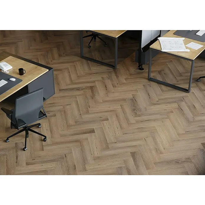 Vinylboden SPC Herringbone - Frisco Eiche, Fischgrät, 148 x 592 x 4,5 mm - Bürobereich mit Schreibtischen und Bürostuhl auf einem hellen, holzgemusterten Boden, der eine angenehme Arbeitsatmosphäre schafft.