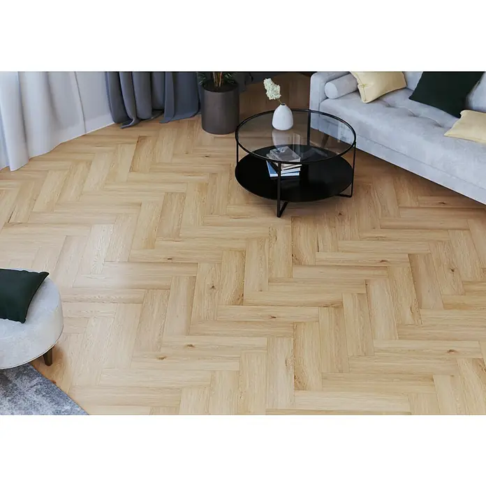 Vinylboden SPC Herringbone - Arvada Eiche, Fischgrät, 148 x 592 x 4,5 mm - Das Bild zeigt einen hellen Parkettboden im Fischgrätmuster in einem modern eingerichteten Wohnzimmer.