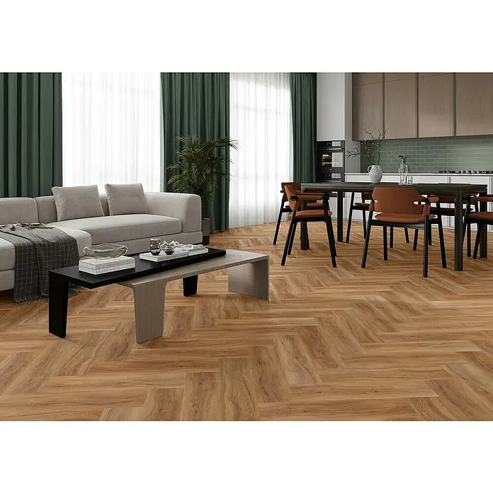 Vinylboden SPC Herringbone - Jersey Eiche, Fischgrät, 148 x 592 x 4,5 mm - Helle Wohnung mit Laminatboden in Fischgrätmuster, einem grauen Sofa, einem Couchtisch und einem Esstisch mit Stühlen.