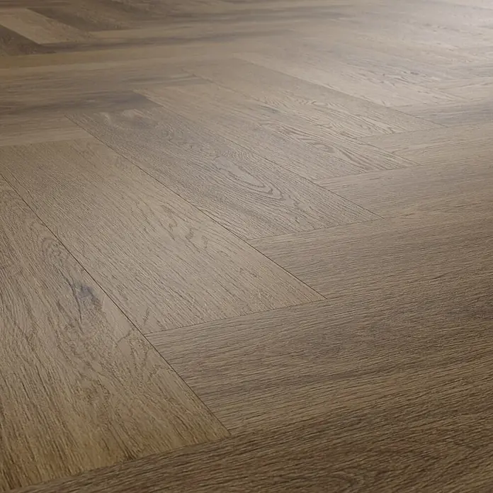Vinylboden SPC Herringbone - Frisco Eiche, Fischgrät, 148 x 592 x 4,5 mm - Detailaufnahme eines eleganten Holzparkettbodens im Fischgrätenmuster, der Wärme und Stil in jeden Raum bringt.