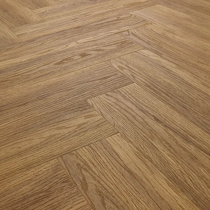 Vinylboden SPC Herringbone - Jersey Eiche, Fischgrät, 148 x 592 x 4,5 mm - Nahaufnahme eines Musters aus hellbraunem, fischgrätenförmigem Parkettboden mit Maserung.