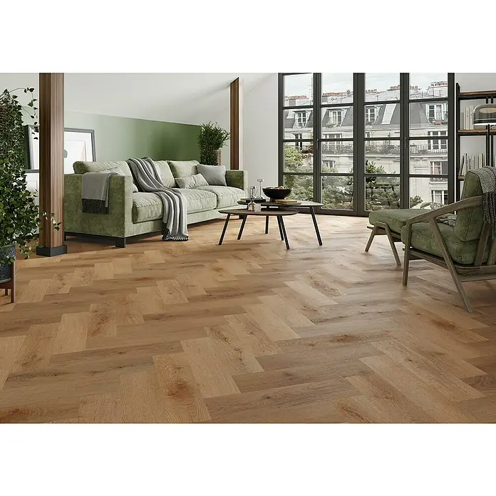 Vinylboden SPC Herringbone - Garda Eiche, Fischgrät, 148 x 592 x 4,5 mm - Einladender Wohnraum mit elegantem Fischgrätparkett, das Wärme und Stil in den Raum bringt. Das Parkett harmoniert perfekt mit der grünen Einrichtung.