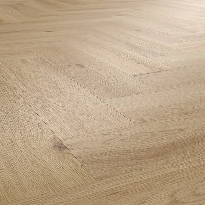 Vinylboden SPC Herringbone - Arvada Eiche, Fischgrät, 148 x 592 x 4,5 mm - Detailaufnahme von hellem Eichenparkett im Fischgrätmuster, das Wärme und Eleganz in den Raum bringt.