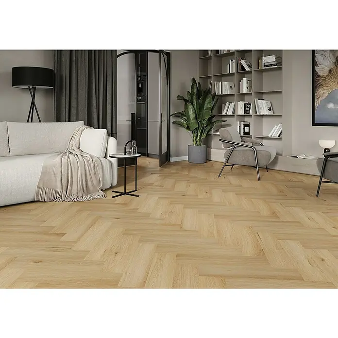 Vinylboden SPC Herringbone - Arvada Eiche, Fischgrät, 148 x 592 x 4,5 mm - Helle Holzböden mit Fischgrätenmuster in einem modernen Wohnzimmer mit Sofa, Bücherregal und Pflanze. Der Boden dominiert das Bild.