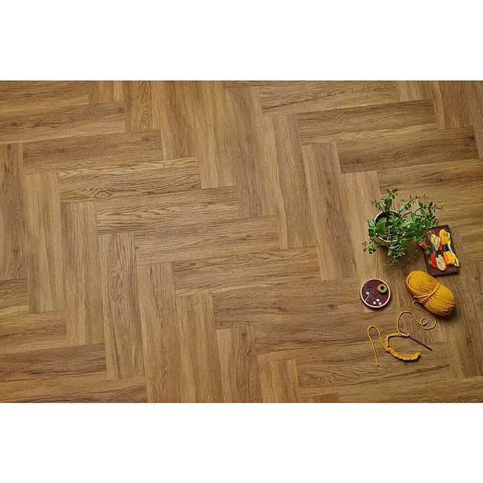 Vinylboden SPC Herringbone - Jersey Eiche, Fischgrät, 148 x 592 x 4,5 mm - Bodenbelag im Fischgrätenmuster mit Handarbeitsutensilien wie Wolle, Häkelnadel und Stickgarn, um eine gemütliche Atmosphäre zu schaffen.