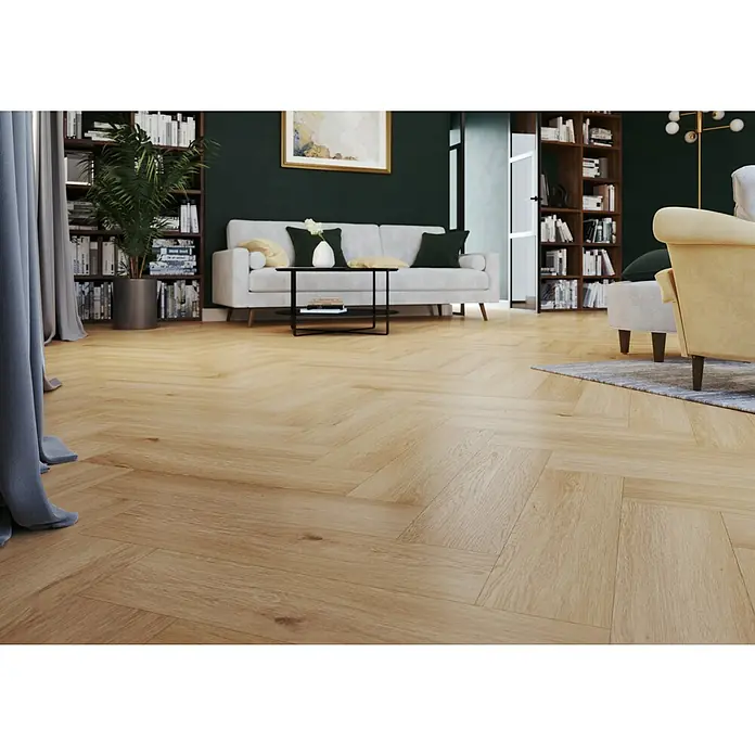 Vinylboden SPC Herringbone - Arvada Eiche, Fischgrät, 148 x 592 x 4,5 mm - Nahaufnahme eines hellen Holzfußbodens in Fischgrätenmuster, der Wärme und Eleganz in den Raum bringt.
