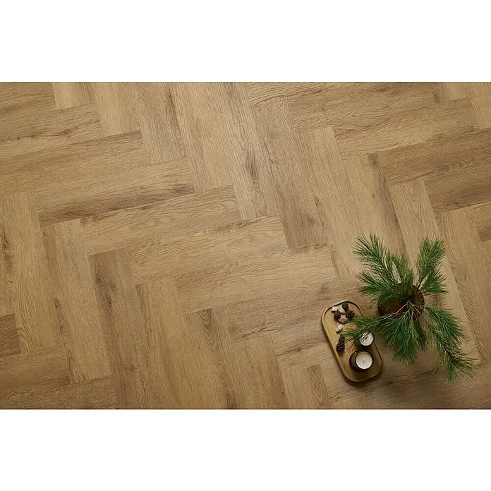 Vinylboden SPC Herringbone - Garda Eiche, Fischgrät, 148 x 592 x 4,5 mm - Ein Holzboden in Fischgrätmuster mit einer Dekoration aus Kerzen und Tannenzweigen, der eine warme und natürliche Atmosphäre schafft.