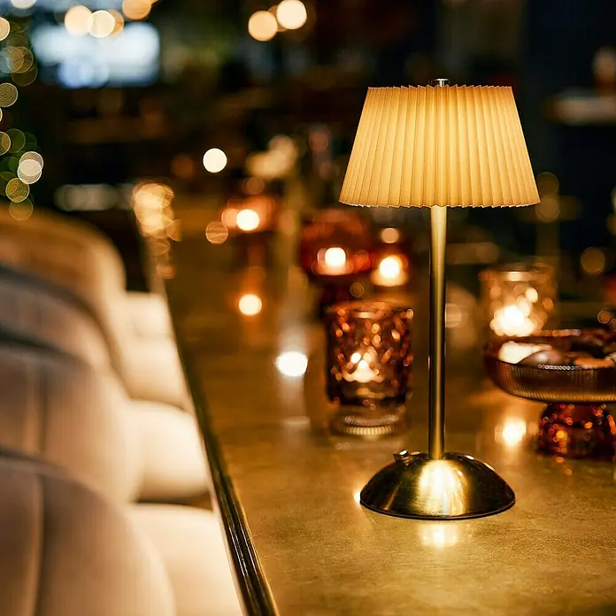 Lámpara de sobremesa LED redonda - 4 W, Ø x Al: 30,5 x 15 cm, Oro, Blanco cálido - Elegante lámpara de mesa con pantalla plisada, que emite una cálida luz sobre una superficie dorada. Perfecta para crear ambiente.