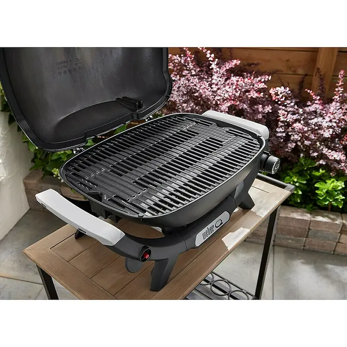 Weber Gasgrill Q 2100 N - Grillfläche (B x T): 56 x 41 cm, 4,11 kW, Anzahl Brenner: 1 Stk. - Weber Q 1200 Gasgrill mit offenem Deckel auf einem Tisch, ideal für Balkone oder kleine Terrassen. Kompaktes Design und hohe Leistung.