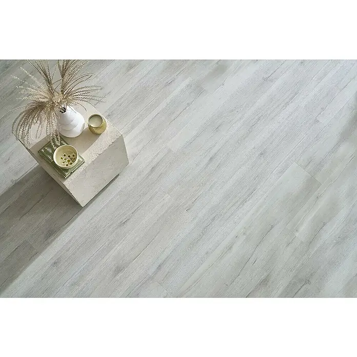 Vinylboden SPC XL - Eiche Scandinavian, Landhausdiele, 1.511 x 229 x 6,3 mm - Ein helles, modernes Bodenbild mit einem dekorativen Arrangement auf einem stilvollen Podest, das die Eleganz des Bodens hervorhebt.