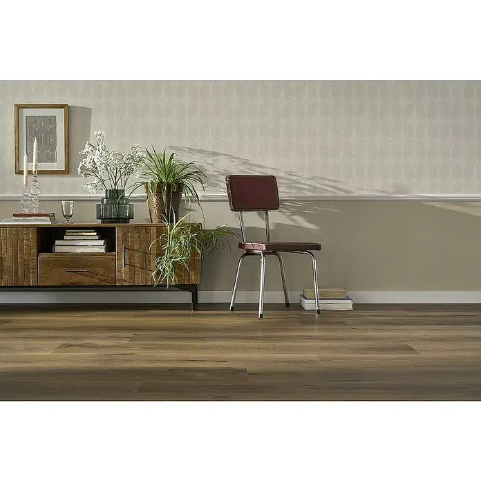 Vinylboden SPC XL - Eiche Frisco, Landhausdiele, 1.511 x 229 x 6,3 mm - Nahaufnahme eines stilvollen Interieurs mit einem eleganten Vinylboden in Holzoptik, der Wärme und natürliche Schönheit ausstrahlt.