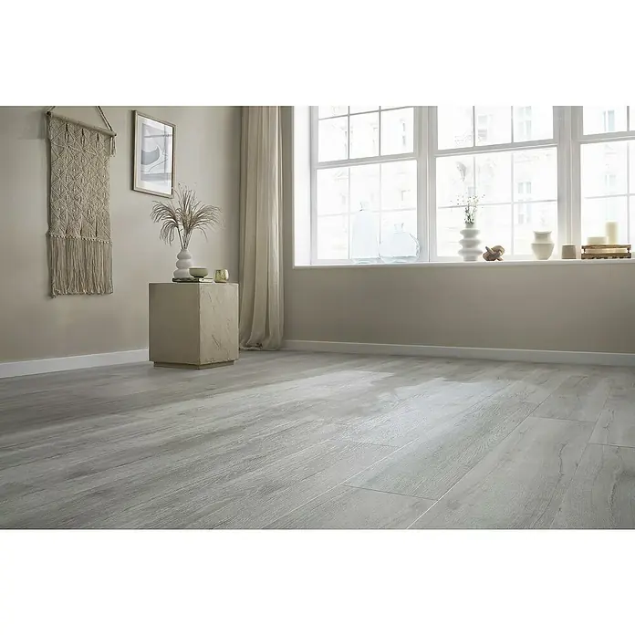 Vinylboden SPC XL - Eiche Scandinavian, Landhausdiele, 1.511 x 229 x 6,3 mm - Elegantes Interieur mit modernem Bodenbelag in Holzoptik, der dem Raum Wärme und Stil verleiht, ergänzt durch helle Farben und natürliche Elemente.