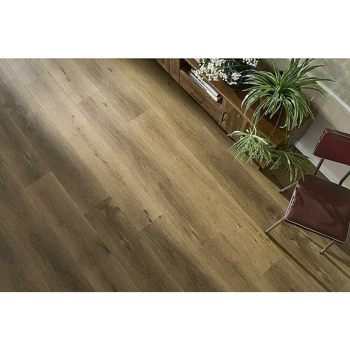 Vinylboden SPC XL - Eiche Frisco, Landhausdiele, 1.511 x 229 x 6,3 mm - Brauner Holzboden mit natürlicher Maserung und ein Stuhl mit einem bordeauxroten Sitzkissen. Ideal für moderne Innenräume.