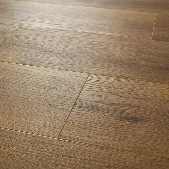 Vinylboden SPC XL - Eiche Frisco, Landhausdiele, 1.511 x 229 x 6,3 mm - Nahaufnahme von einem schönen, hellbraunen Holzboden mit sichtbarer Maserung und Fugen.