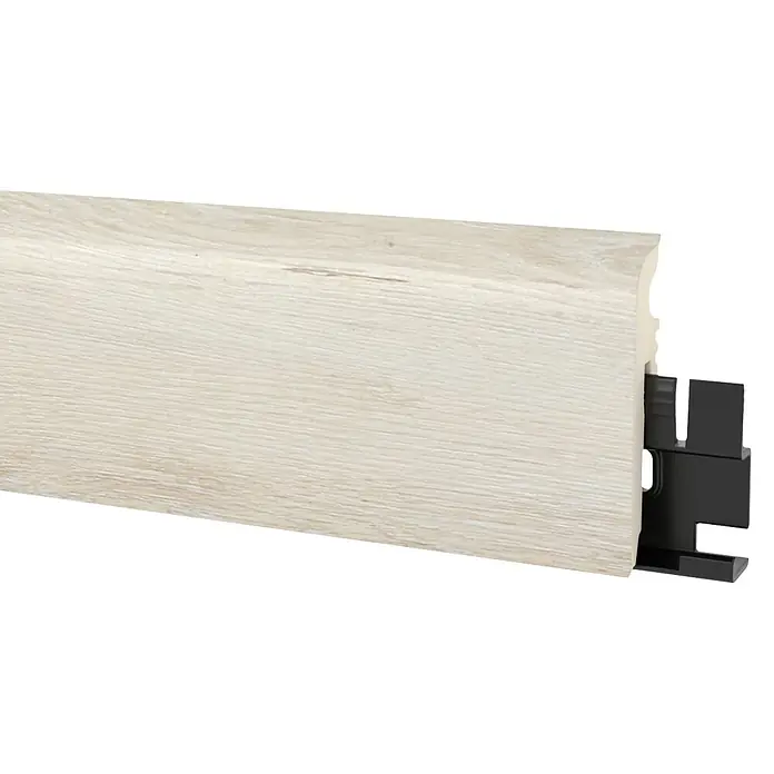 Sockelleiste Vigo - 220 x 1,5 x 6 cm, Scandinavian Eiche - Elegante Sockelleiste in heller Holzoptik mit praktischer Kabelführung, ideal für stilvolle und funktionale Raumgestaltung.