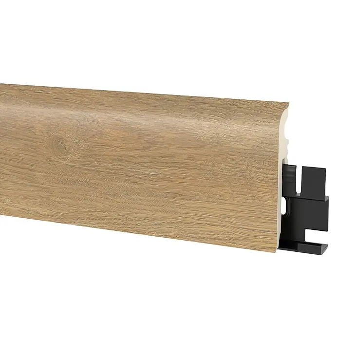 Sockelleiste Vigo - 220 x 1,5 x 6 cm, Sierra Eiche - Ein Sockelleistenprofil in Holzoptik mit integriertem Kabelführungssystem. Ideal für moderne und stilvolle Innenräume.